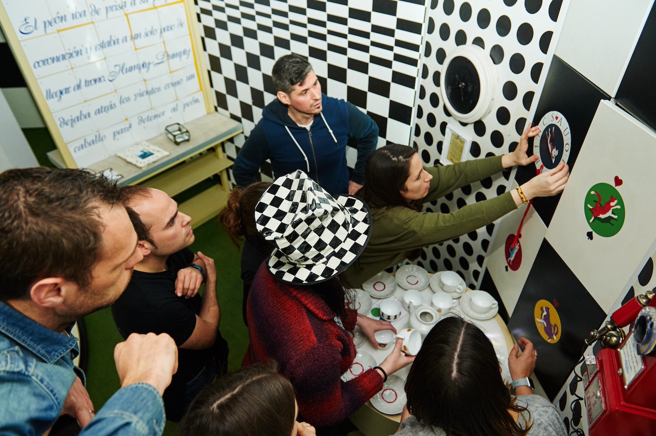 Alicia en el País de las Maravillas: Escape Room en Barcelona para grupos grandes y cumpleaños