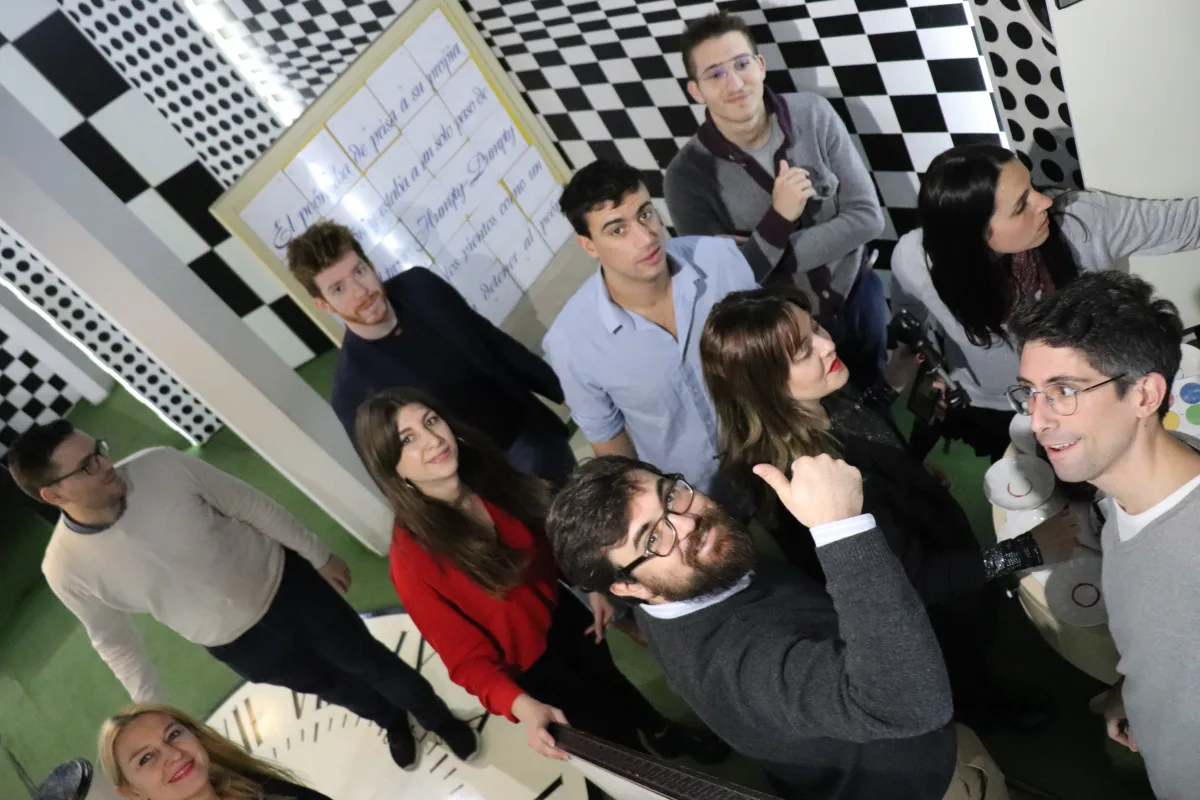 Un grupo de adultos en la sala de Alicia