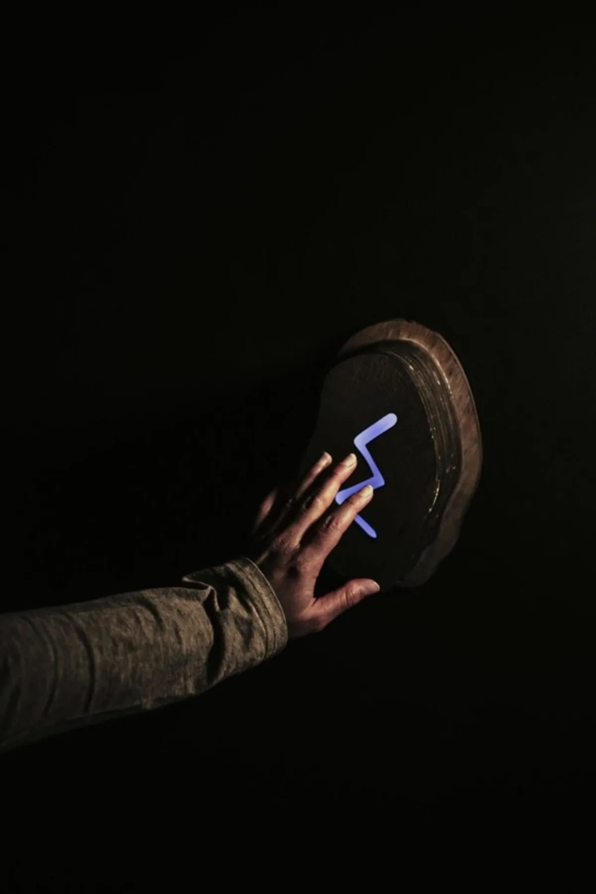 Una mano descubre una señal en la oscuridad