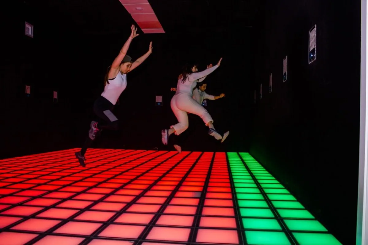 Jugadores saltando sobre el suelo de LED de Pulse Up
